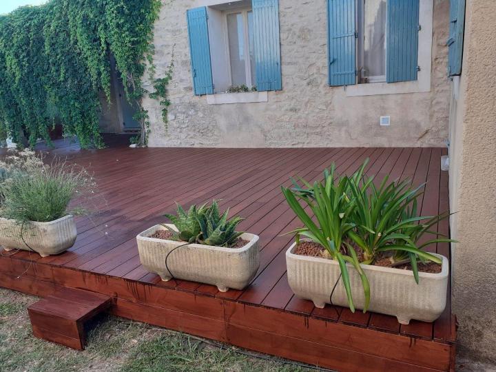 Un menuisier de renom en travaux d’aménagement extérieur.